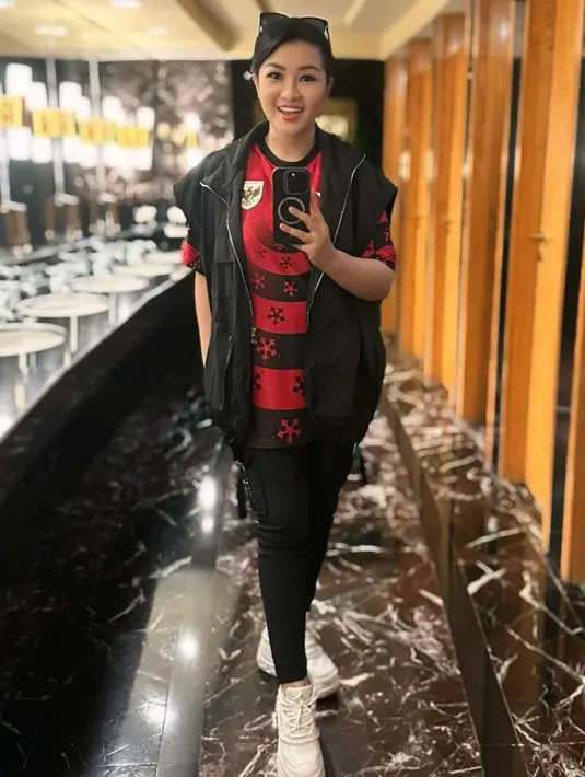 Selalu dukung timnas, Fitri Carlina memilih memadukan jersey hitam merah-nya dengan vest hitam. [@fitricarlina].