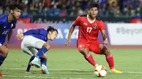 Striker Timnas Indonesia U-22, Irfan Jauhari menguasai bola saat menghadapi Kamboja pada laga keempat Grup A SEA Games 2023 di Olympic National Stadium, Phnom Penh, Kamboja, Rabu (10/5/2023). (Bola.com/Abdul Aziz)