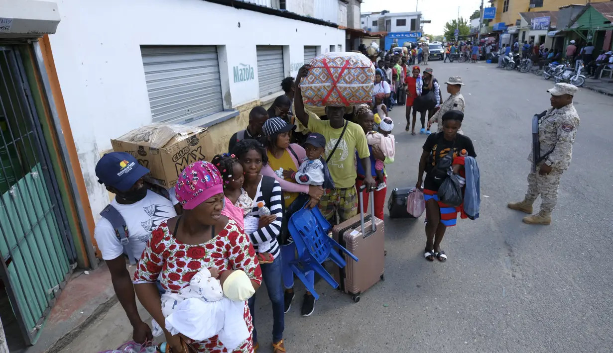 Hari Rabu menandai pertama kalinya sejak 15 September perbatasan dibuka kembali sebagian, meskipun Presiden Dominika Luis Abinader mempertahankan larangan mengeluarkan visa untuk warga negara Haiti yang ia terapkan bulan lalu. (AP Photo/Ricardo Hernandez)