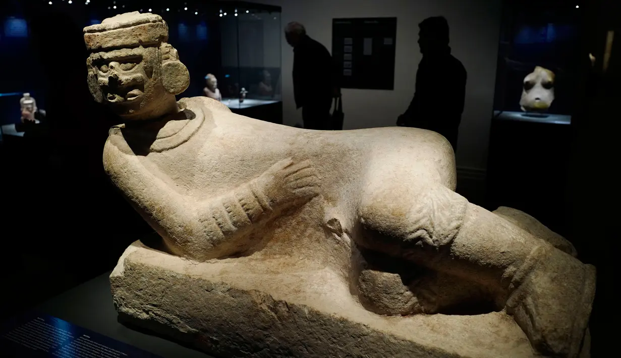 Dua patung bernama Atlas dari abad  900-1250 M dipamerkan di museum Martin Gropius Bau Berlin, Berlin, Jerman, (11/4/2016). Koleksi kali ini bertema "Maya - The Language of Beauty". (John MacDougall / AFP)
