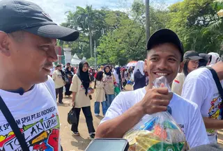 Senyum Lebar Buruh Dapat Hadiah Sembako dari Prabowo Saat May Day (Rifqy Alief Abiyya/Liputan6.com)