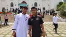 Beranggotakan mayoritas muslim, skuad Timnas Indonesia U-22 tetap melaksanakan kewajibannya untuk beribadah di mana pun berada, termasuk di Kamboja di sela mengikuti ajang SEA Games 2023. Pada Jumat (5/5/2023) para pemain, pelatih dan ofisial tim Garuda Muda melaksanakan ibadah Salat Jumat di Masjid Al Serkal, Phnom Penh, Kamboja. Berikut beberapa penampakannya. (Bola.com/Abdul Aziz)