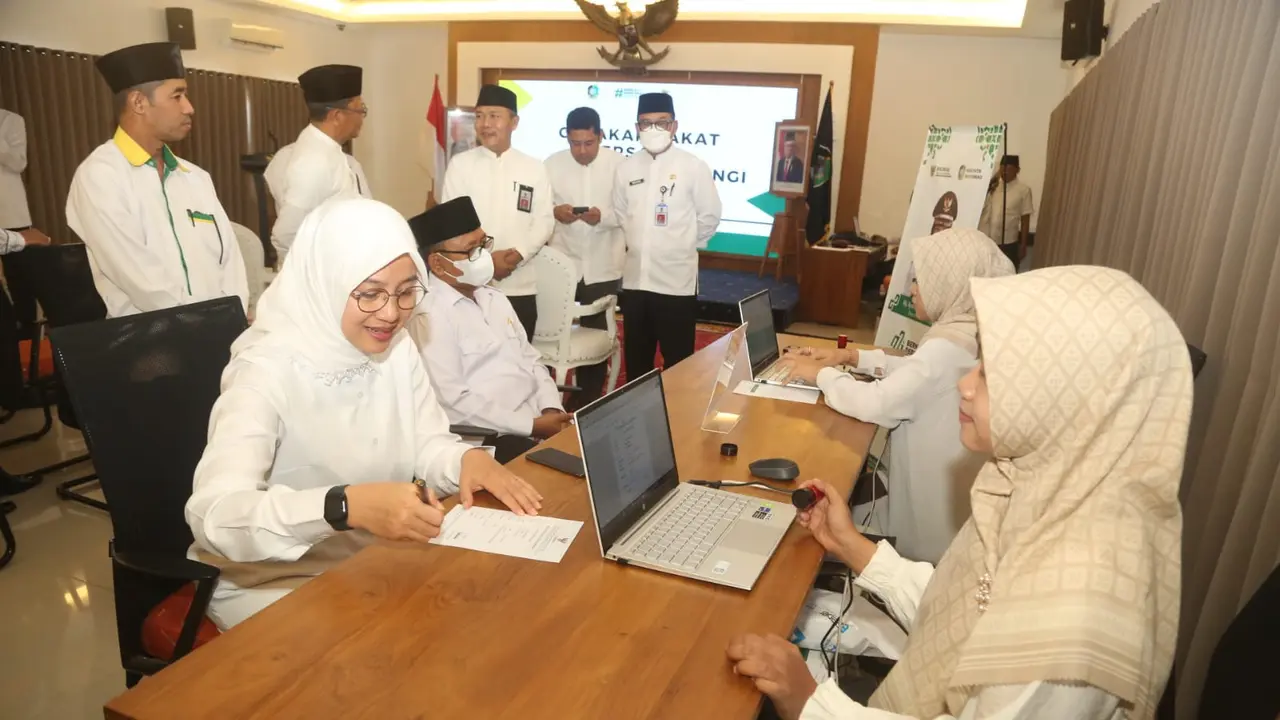 Bupati Banyuwangi Ipuk Fiestiandani membayar zakat lewat Baznas (Istimewa)