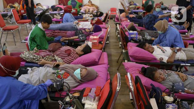 Antusiasme Warga Ikuti Kegiatan Donor Darah Ramadan