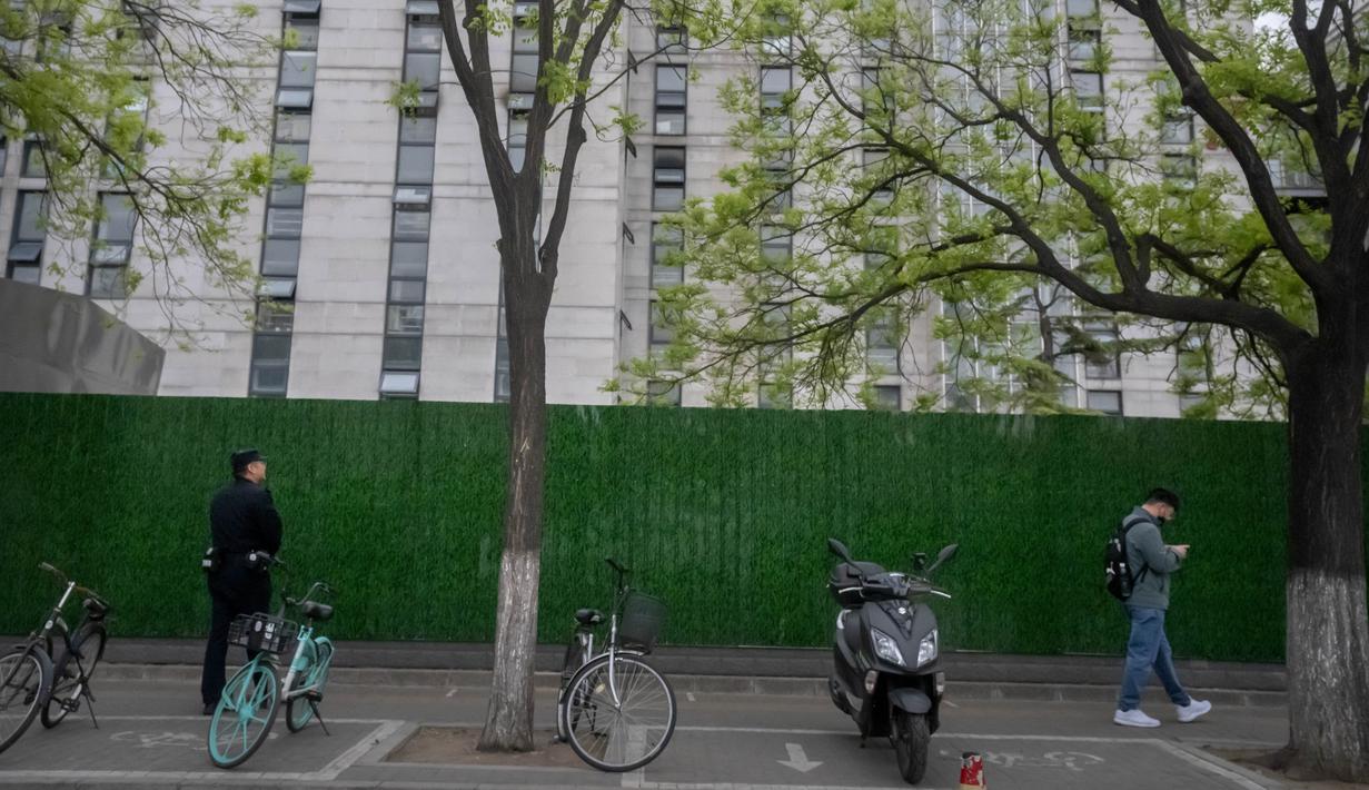 Kebakaran terjadi di Rumah Sakit swasta Changfeng pada Selasa sore (19/3) dan memaksa puluhan orang dievakuasi. (AP Photo/Mark Schiefelbein)