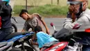 Anak - anak di SPBU Tanjung Pantura - Brebes membersihakan motor pemudik dari Jakarta menuju kampung halamannya, Kamis (22/6). Memanfaatkan moment mudik ini anak - anak pantura mengais rejeki untuk lebaran 1438 H. (Liputan6.com/Johan Tallo)