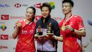 Legenda bulutangkis Indonesia, Liliyana Natsir (tengah) berfoto bersama dengan pebulutangkis ganda campuran China, Huang Ya Qiong (kiri) dan Zheng Si Wei setelah memenangkan Indonesia Masters 2024 di Istora Senayan, Jakarta, Minggu (28/01/2024). (Bola.com/Bagaskara Lazuardi)