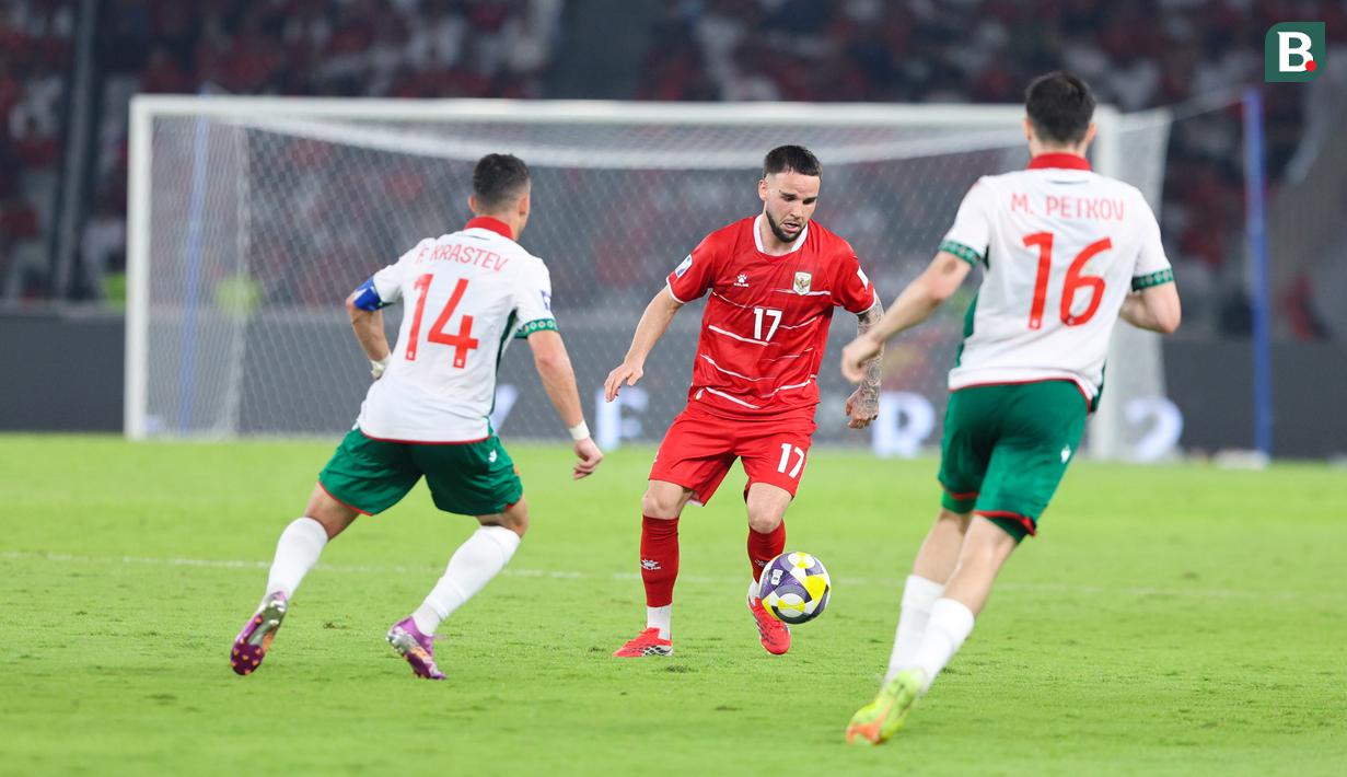 Menariknya, Verdonk mampu menjalankan tugas tersebut dengan sangat baik. Ia tampil tenang saat menguasai bola, memiliki akurasi umpan yang tinggi, dan tak ragu menghadapi duel, bahkan dalam situasi satu lawan dua atau tiga pemain sekaligus. (Bola.com/M. Iqbal Ichsan)