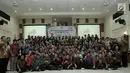 Deputi Pemberdayaan Pemuda Kemenpora Faisal Abdullah bersama 68 peserta yang berhasil lolos seleksi nasional Kirab Pemuda 2018 foto bersama usai pembekalan di Gedung PP-PON Cibubur, Jakarta, Kamis (30/8). (Merdeka.com/Iqbal S. Nugroho)