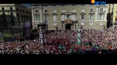 Lapangan Saint James di Barcelona, Spanyol, dipadati ribuan orang. Mereka menonton aksi para castellers,  kelompok piramida manusia.