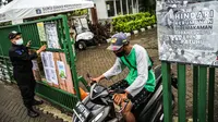 Pesan imbauan untuk menghindari kerumunan terpasang pada pagar di Tempat Pemakaman Umum (TPU) Karet Bivak, Jakarta, Minggu (27/6/2021). Pemerintah Provinsi DKI Jakarta membatasi aktivitas dan kunjungan ke TPU hingga 5 Juli 2021 untuk menekan penularan COVID-19. (Liputan6.com/Faizal Fanani)