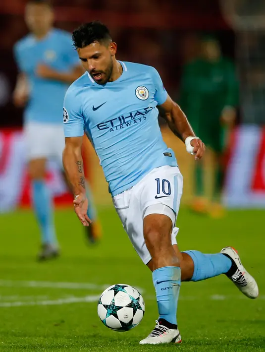 Pemain Manchester City, Sergio Aguero berusaha mengendalikan bola dalam laga perdana babak penyisihan Grup F Liga Champions melawan Feyenoord di De Kuip, Rabu (13/9). Manchester City menaklukkan Feyenoord 4-0. (AP Photo/Peter Dejong)