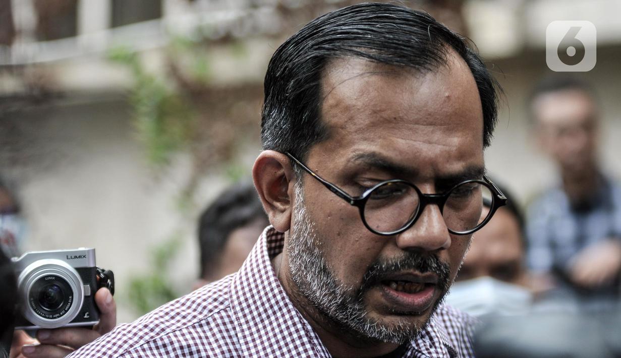 Direktur Lokataru Haris Azhar menyampaikan keterangan kepada awak media saat tiba di Polda Metro Jaya, Jakarta, Senin (21/3/2022). Haris Azhar tiba untuk memenuhi pemeriksaan sebagai tersangka bersama Koordinator KontraS, Fatia Maulidiyanti. (merdeka.com/Iqbal S. Nugroho)
