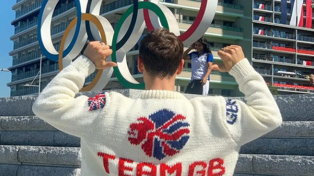 Tom Daley, Atlet Loncat Indah Inggris Viral Rajut Kardigan Spesial Olimpiade Tokyo 2020