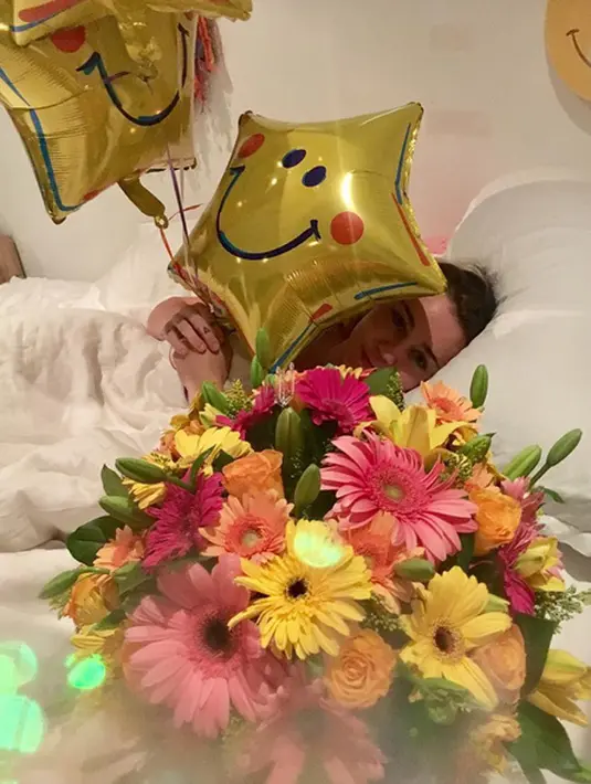 Tepat di hari ulang tahunnya, Miley mendapat kejutan yang luar biasa. Saat terbangun dari tidurnya di pagi hari, Miley dikejutkan dengan kehadiran Liam yang membawa banyak balon dan bunga di kamarnya. (Instagram/Mileycyrus)