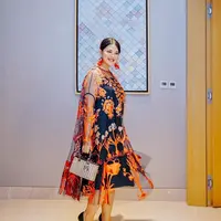 Sentuhan oranye sebagai emblishment dari Kahiyang Ayu bisa jadi inspirasi outfit yang elegan [@ayangkahiyang]