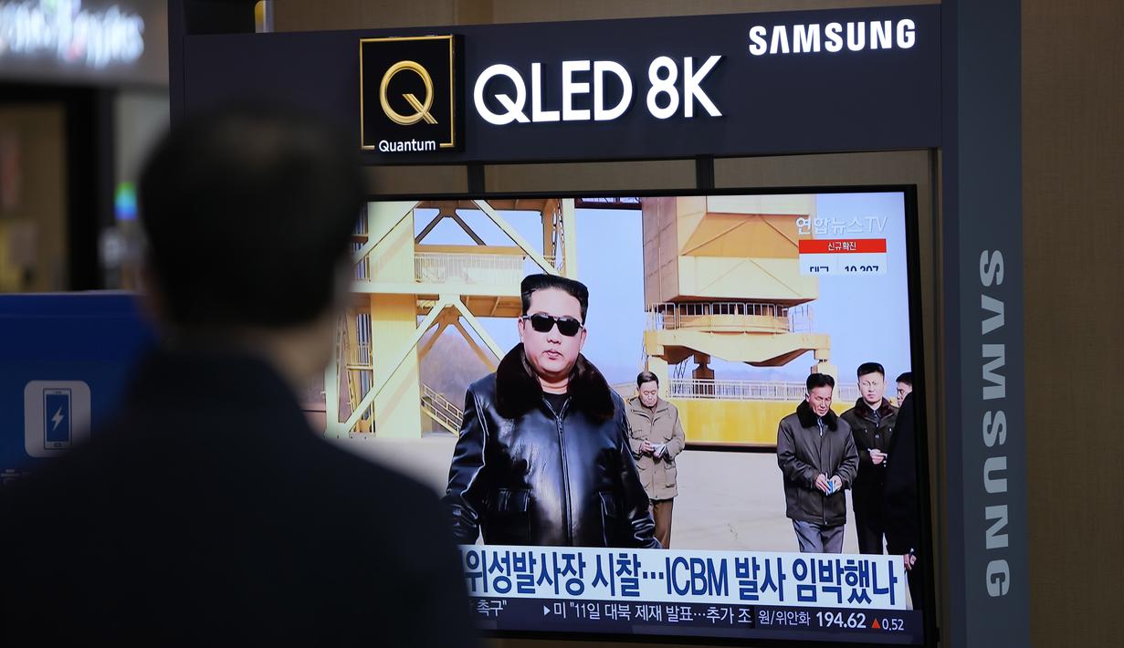 Seorang pria menonton layar TV yang menampilkan program berita yang melaporkan tentang rudal Korea Utara, di stasiun kereta api di Seoul, Korea Selatan, Jumat (11/3/2022).  Kim Jong Un memerintahkan para pejabatnya untuk memperluas fasilitas peluncuran satelit untuk menembak. (AP Photo/Lee Jin-man)