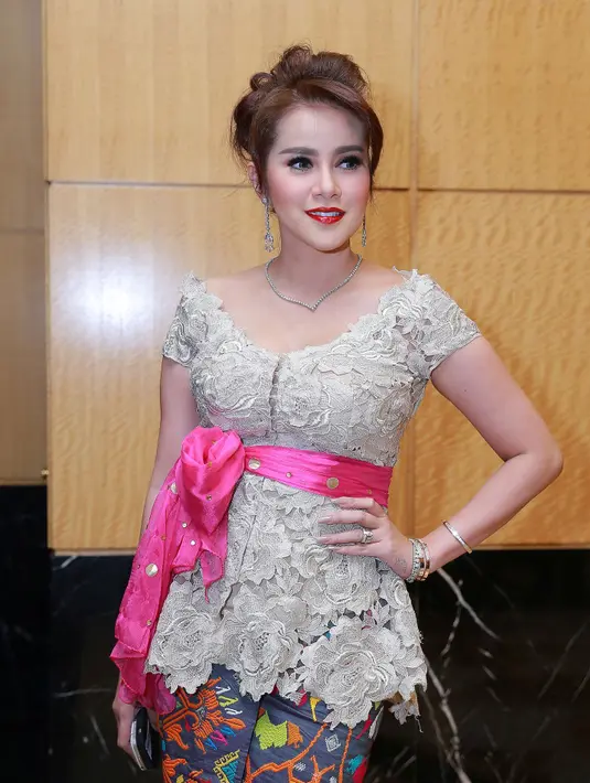 Perempuan yang dikenal sebagai host 'Selebrita Siang' itu juga sudah sangat menunggu hari bahagia Chelsea dan Glenn. (Galih W. Satria/Bintang.com)