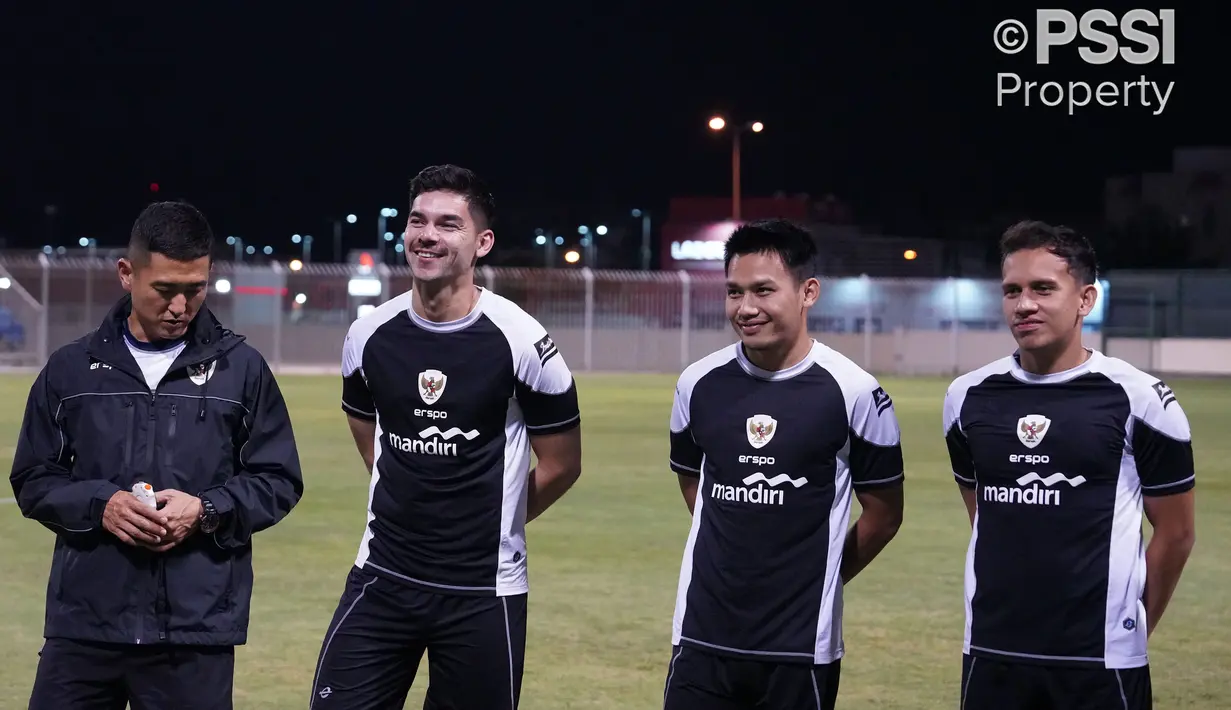 Pemain Timnas Indonesia, Sandy Walsh (kedua kiri), Witan Sulaeman (kedua kanan), dan Egy Maulana Vikri (kanan) saat mendengarkan instruksi pelatih Shin Tae-yong ketika melakukan latihan menjelang Kualifikasi Piala Dunia 2024 melawan Bahrain di Hamad Town Youth & Sports Ground, Minggu, 6 Oktober 2024. (Dok. PSSI)