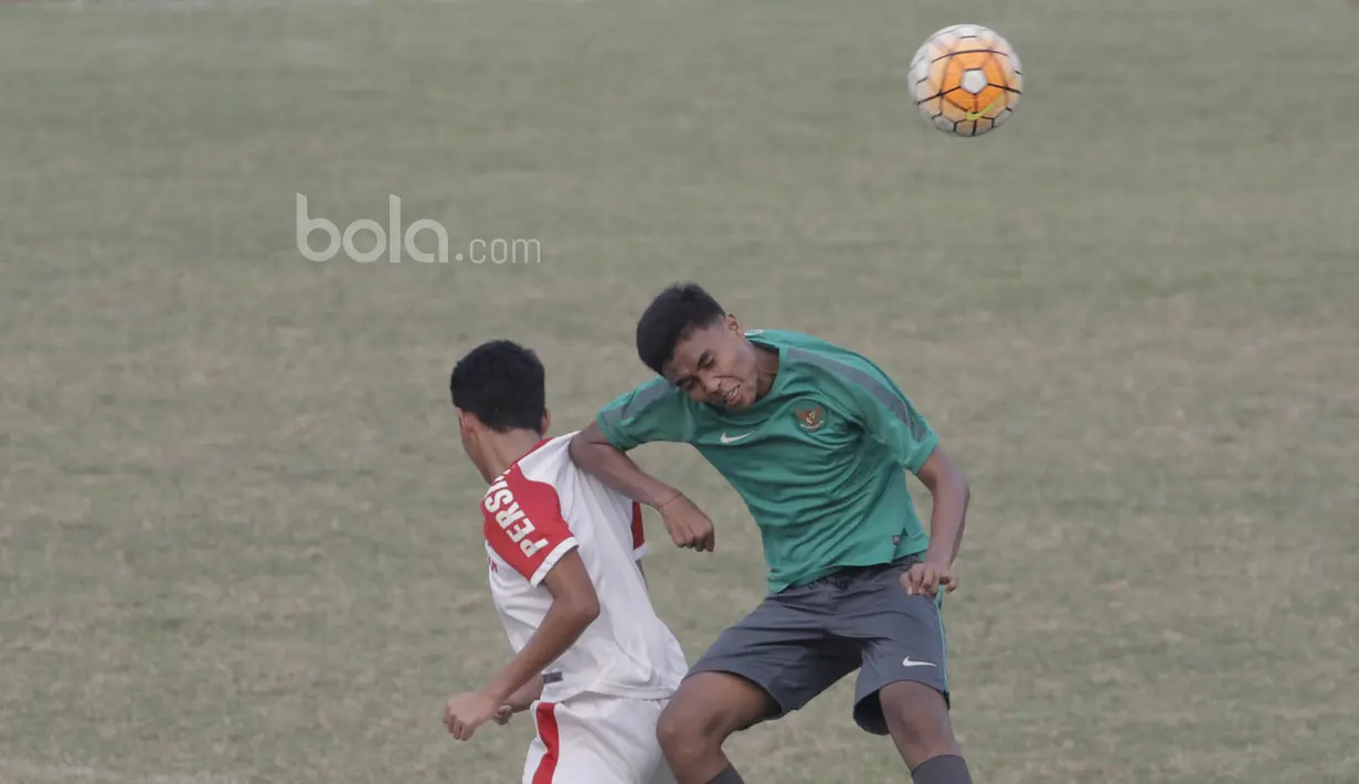 Pemain Timnas Indonesia U-16, Ahmad Rusadi, duel udara dengan pemain Persija Jakarta U-16 pada laga uji coba di Stadion Atang Sutresna, Jakarta, Selasa (4/7/2017). Indonesia menang 5-0 atas Persija. (Bola.com/M Iqbal Ichsan)