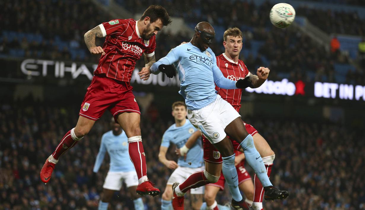 Bek Manchester City, Eliaquim Mangala, duel udara dengan pemain Bristol City, Marlon Pack, pada leg pertama semifinal Piala Liga Inggris di Stadion Etihad, Selasa (9/1/2018). Manchester City menang 2-1 atas Bristol City. (AP/Dave Thompson)