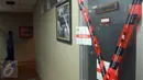 Kertas segel KPK terpasang di pintu ruang kerja anggota DPR dari Fraksi Partai Demokrat, I Putu Sudiartana, di Kompleks Parlemen Senayan, Jakarta, Rabu (29/6). Penyegelan terkait dengan Operasi Tangkap Tangan KPK semalam. (Liputan6.com/Johan Tallo)