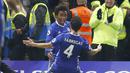 Selebrasi pemain Chelsea, Willian usai mencetak gol bersama rekannya Cesc Fabregas saat melawan Stoke City pada laga Premier League di Stamford Bridge, (31//12/2016). Chelsea menang 4-2. (Reuters/Eddie Keogh)