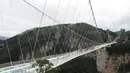 Jembatan sepanjang 430 meter yang menyeverangi tebing di Provinsi Hunan, Cina, (25/6).Uji coba ini menjadi pusat perhatian warga. (REUTERS / Jimmy Guan)