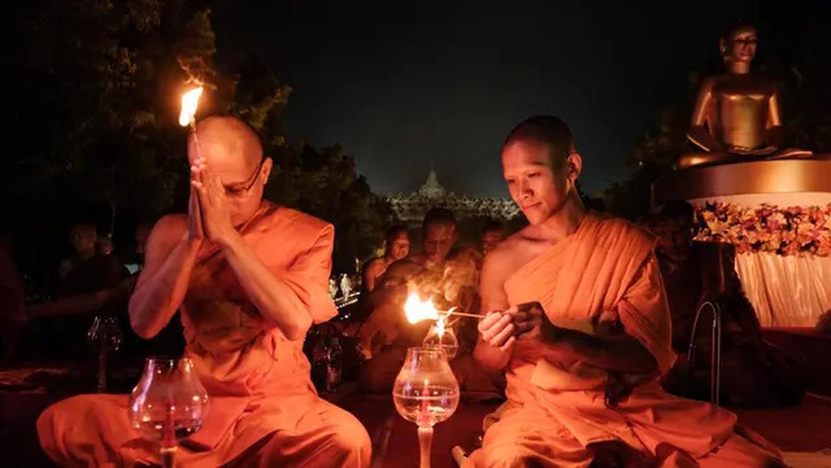 Puncak Waisak 2569 BE/2025, Ribuan Cahaya Lampion Terangi Candi Borobudur
