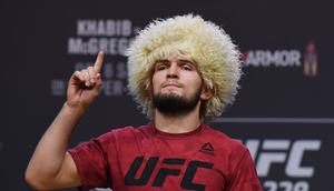 4. Khabib Nurmagomedov - Nama Khabib menjadi perbincangan usai laga melawan Conor McGregor oktober lalu. Kemenangannya di Las Vegas pada laga tersebut berakhir ricuh. (AFP/Ethan Miller)