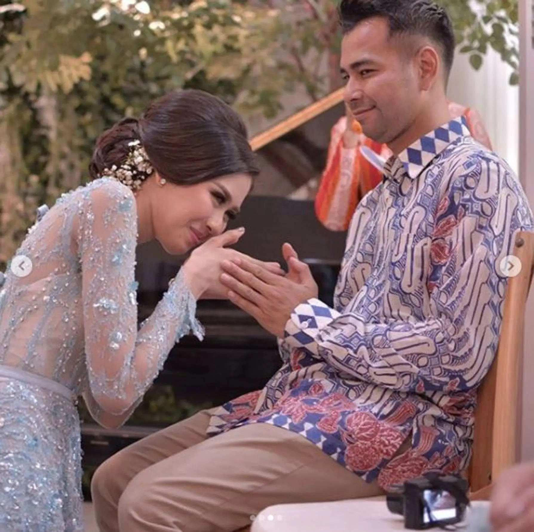 Raffi Ahmad dan Syahnaz Sadiqah sungkeman (Instagram/@raffinagita1717)