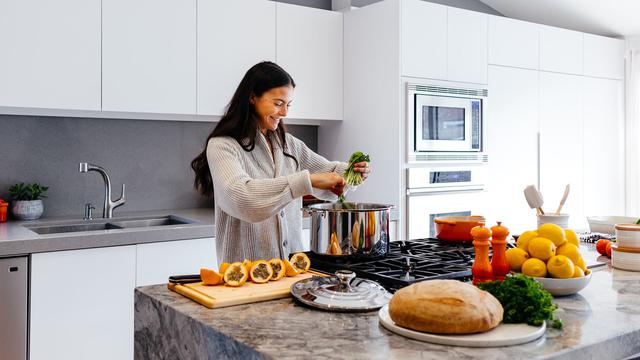 Ilustrasi memasak di dapur