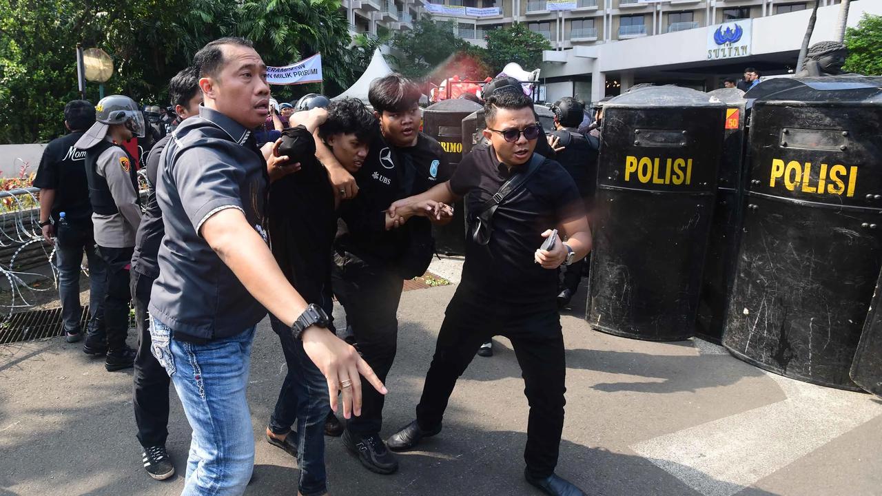 FOTO: Bentrok Saat  Eksekusi Pengosongan Hotel Sultan di Kawasan GBK