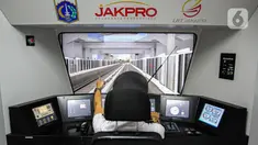 Seorang masinis mengoperasikan simulator kereta Light Rail Vehicle (LRT) Back up Operation Control Centre (BOCC) di Main Control Center (MCC) Depo LRT di Pegangsaan Dua, Kelapa Gading, Jakarta Utara, Kamis (21/12/2023). (Liputan6.com/Faizal Fanani)