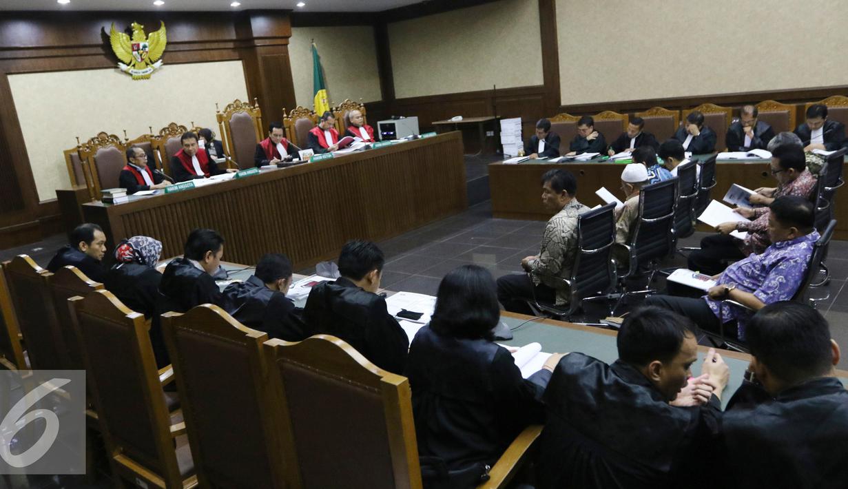 Sidang tujuh terdakwa di pengadilan Tipikor, Jakarta,  Rabu (26/10). Tujuh legislator itu adalah Muhammad Afan, Budiman Nadapdap, Guntur Manurung, Zulkifli Effendi Siregar, Bustami, Parluhutan Siregar serta ZulkifliHusein. (Liputan6.com/Helmi Affandi)