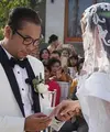Pasangan pengantin baru Sammy Simorangkir dan Viviane baru saja menikah pada Sabtu, (22/7). Pernikahan keduanya digelar secara tertutup di Uluwatu, Pulau Dewata, Bali. (Instagram/sammysimorangkir)