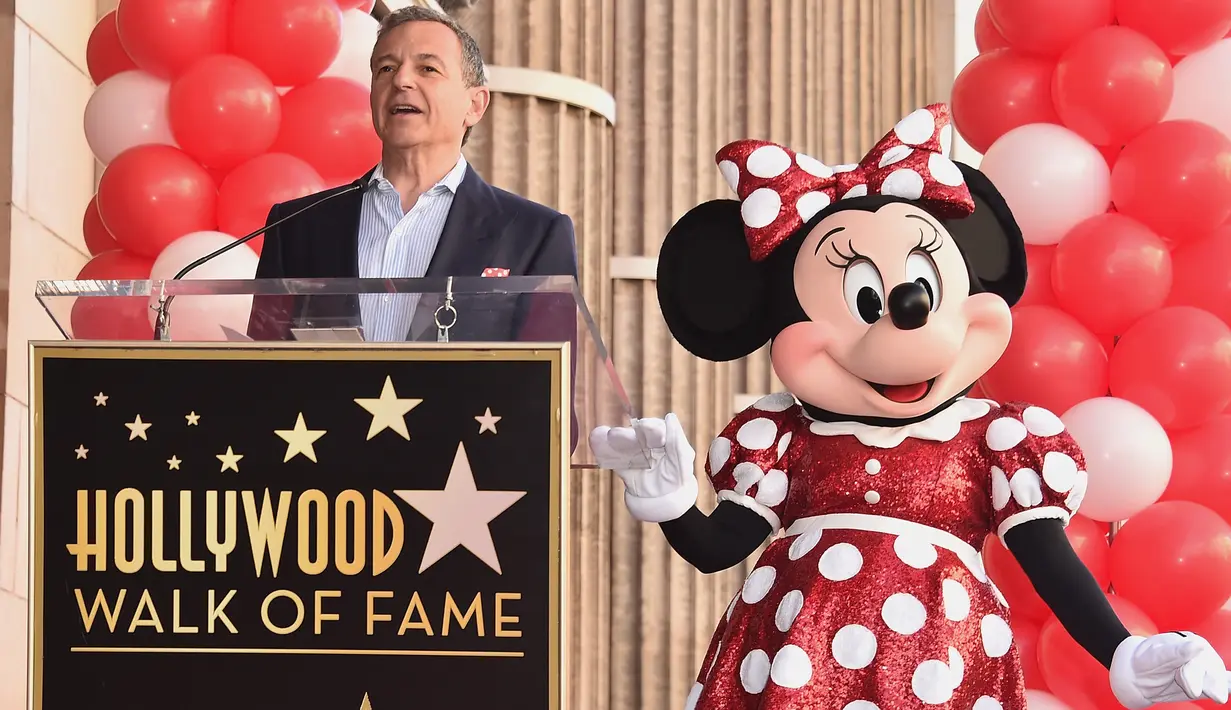 Bos Walt Disney, Bob Iger memberikan sambutan di samping Minnie Mouse saat menerima penghargaan Hollywood Walk of Fame atas nama Minnie Mouse di Los Angeles, Senin (22/1). (Alberto E. Rodriguez/GETTY IMAGES NORTH AMERICA/AFP)