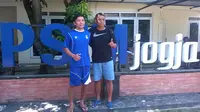 Bona Simanjuntak (kiri), mantan pemain PSS kini melatih PSIM. (Bola.com/Ronald Seger Prabowo)