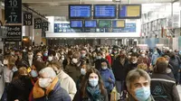 Warga Paris tiba untuk naik kereta yang berangkat dari Gare Montparnasse, di Paris, Jumat (19/3/2021). Warga Paris memadati kereta antar kota yang berangkat dari ibu kota beberapa jam sebelum aturan penguncian (lockdown) selama sebulan untuk memerangi lonjakan infeksi COVID-19. (Ludovic MARIN/AFP)