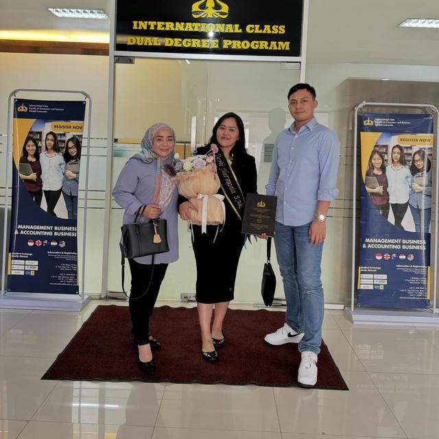 6 Potret Dewi Nurmania Anak Muzdalifah Lulus Sidang Skripsi, Bergelar Sarjana Akuntansi