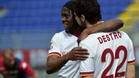 Mattia Destro merayakan gol yang dicetalnya bersama Gervinho (AFP/Gabriel Bouys)