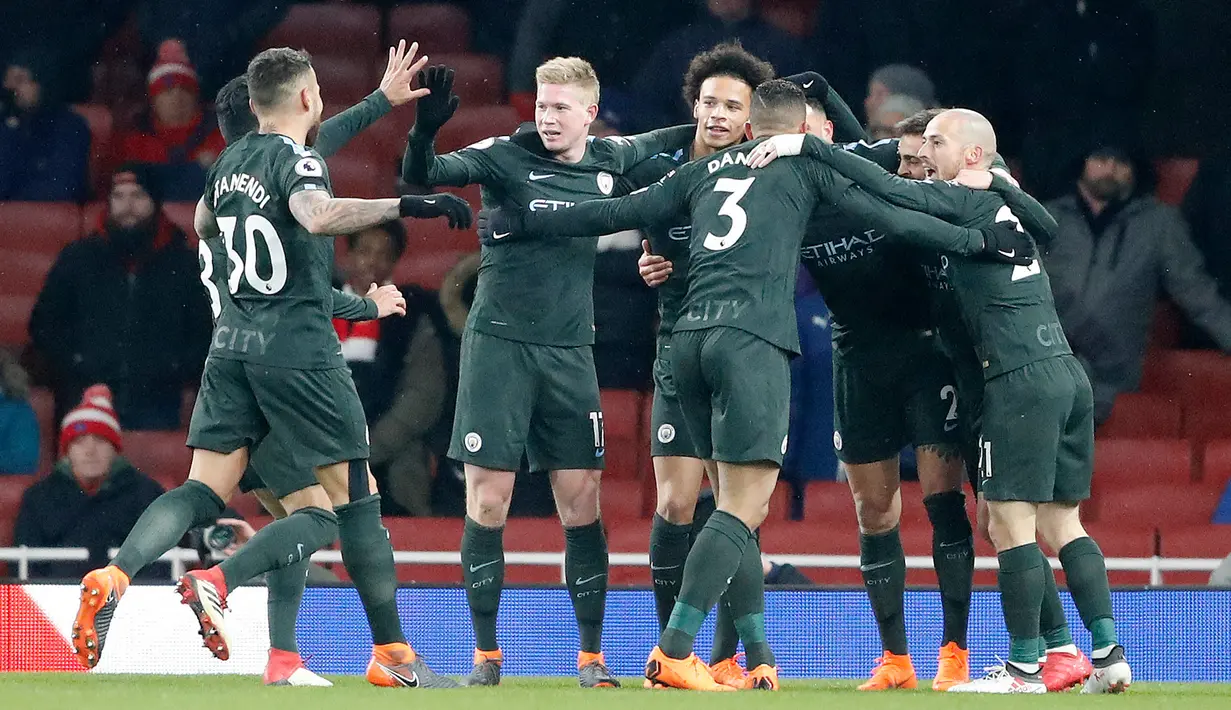 Pemain Manchester City, Leroy Sane bersama rekan setimnya merayakan gol ke gawang Arsenal pada laga pekan ke-28 Premier League di Emirates Stadium,  Jumat (2/3). Manchester City menang telak tiga gol tanpa balas atas lawannya. (AP/Frank Augstein)