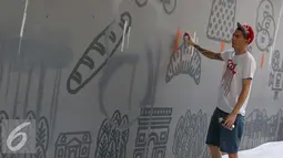 Seniman Prancis bersiap membuat grafiti di festival Off The Wall di Kawasan Thamrin, Jakarta, Minggu (6/11). Grafiti adalah sebuah seni rupa yang terdiri dari komposisi warna, garis, dan bentuk yang ditulis di atas dinding. (Liputan6.com/Gempur M. Surya) 