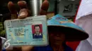Seorang nelayan menunjukkan kartu identitas saat menggelar aksi unjuk rasa di depan Kemenko Bidang Kemaritiman, Jakarta, Selasa (13/9). Mereka menolak reklamasi yang dilakukan pemprov DKI di teluk Jakarta. (Liputan6.com/Johan Tallo)