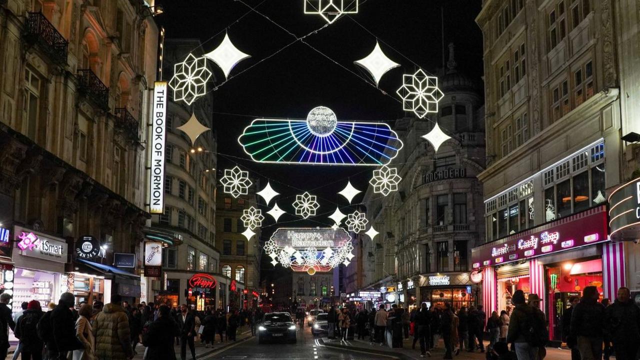 Gemerlap lampu bernuansa Ramadan menghiasi salah satu ruas jalan di London, Inggris, pada Kamis (7/3/2024) malam.
