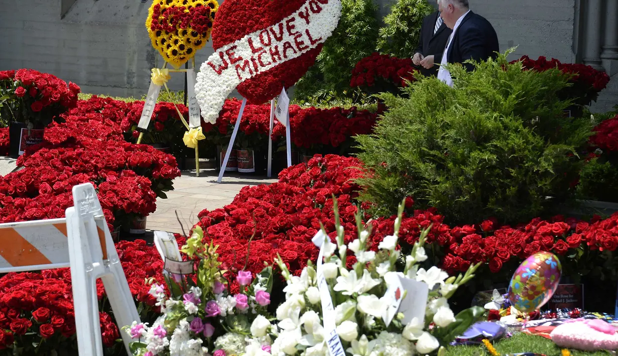 Puluhan karangan bunga diletakkan di depan pintu masuk makam di mana Michael Jackson dikebumikan di Forest Lawn Memorial Park-Glendale, California, Rabu (25/6/14). (REUTERS/Kevork Djansezian)
