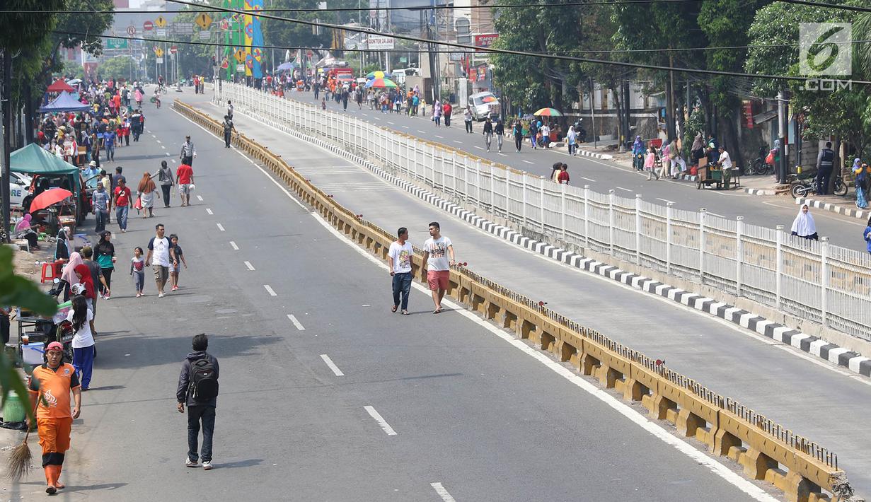 Warga memadati area Car free day (CFD) di Jalan Warung Jati Barat, Jakarta Selatan, Minggu (17/9). Car free day (CFD) kembali digelar untuk yang kedua kalinya di kawasan Mampang Prapatan hingga Pejaten. (Liputan6.com/Immanuel Antonius)