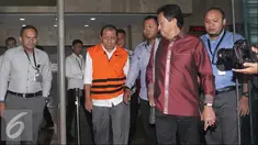 Kepala Balai Pelaksana Jalan Nasional (BPJN) IX Maluku dan Maluku Utara, Amran Mustary (tengah) langsung ditahan usai diperiksa KPK, Jakarta, Selasa (23/8). (Liputan6.com/Helmi Afandi)