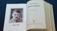 Sebuah buku kado milik Adolf Hitler laku terlelang.