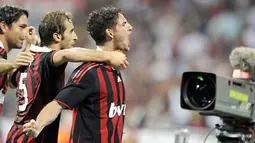 Striker AC Milan, Alexandre Pato (paling kanan) merayakan golnya bersama rekan-rekannya di partai Luigi Berlusconi Trophy antara AC Milan versus Juventus di San Siro, Milan, 17 Agustus 2009. AFP PHOTO/DAMIEN MEYER
